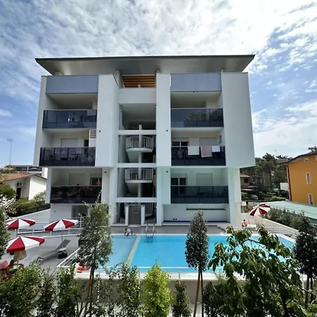 Near With Pool Access דירה