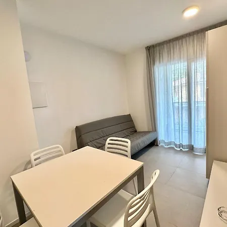 Near With Pool Access דירה