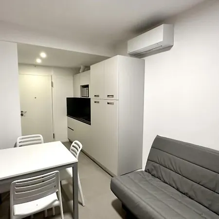 Near With Pool Access * ביביונה
